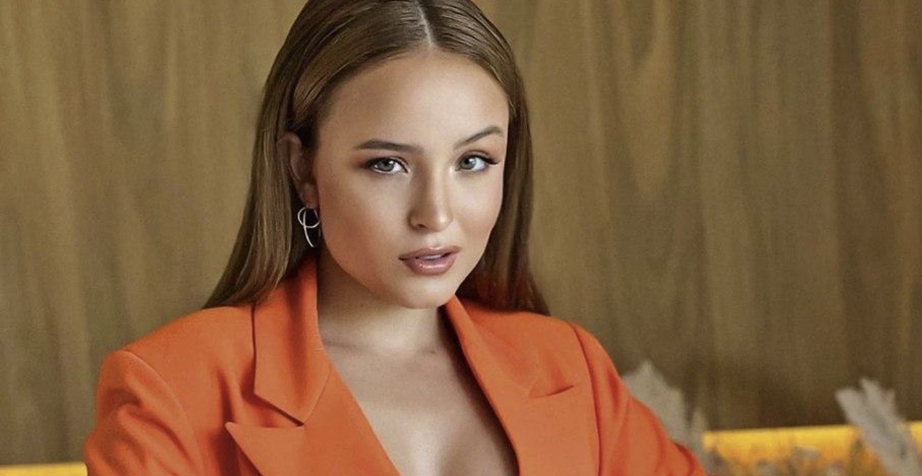 Larissa Manoela comemora nova etapa profissional