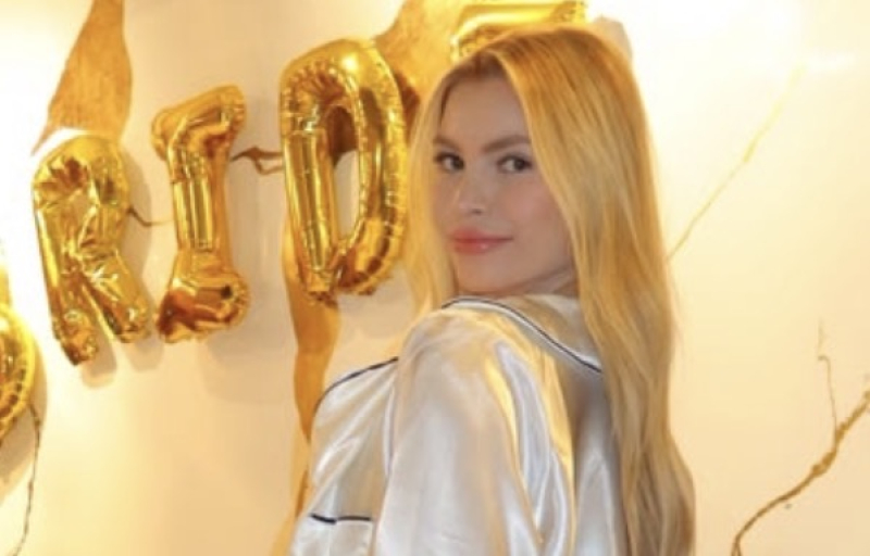 Luiza Malavazzi celebra Chá de Lingerie em clima de festa do pijama ao lado das madrinhas e daminha de honra