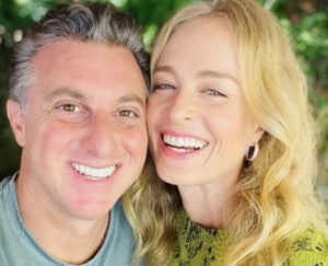 Luciano Huck e Angélica reúnem time de famosos em casa para assistir filme brasileiro